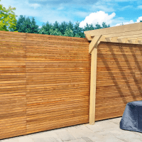 horizontal slat fencing made from redwood slats