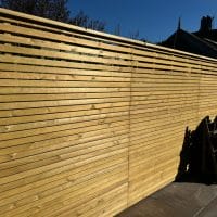 Horizontal fencing in a modern courtyard